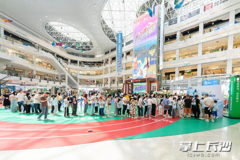 砂之船（长沙）奥莱五一期间人气火爆。通讯员胡湘供图