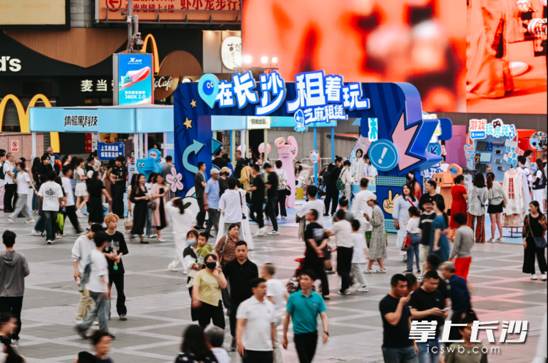 今年五一，通过租赁为行李“减负”成为年轻人的新潮流。通讯员 李超霖 供图