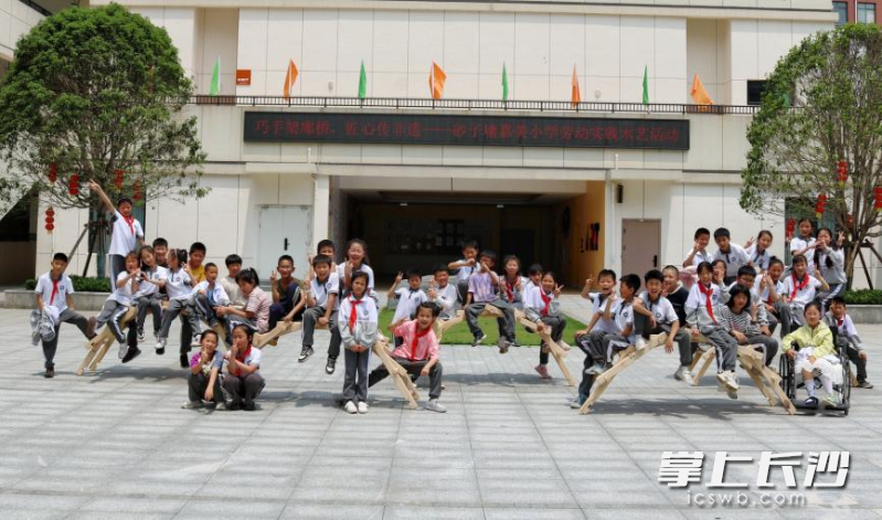 长沙非物质文化遗产馆家具制作技艺（榫卯结构小木作技艺）专业性分馆木拱廊桥搭建竞技活动。 均为长沙非遗馆供图