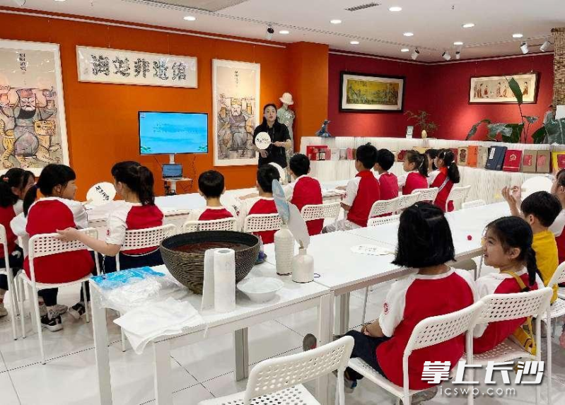 “南国嘉树・颂夏有染”主题活动，设置即兴扎染、漆艺体验等互动环节。