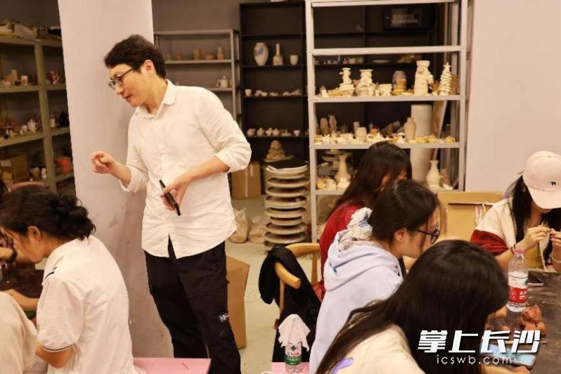 “指尖陶语·心中美韵”陶艺心理素质提升活动。
