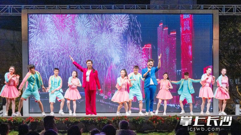 “拾光绽放·戏韵滨江”公益演出在杜鹃花剧场举行。