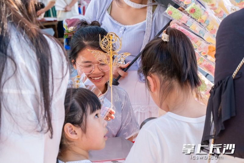 非遗体验让游客近距离感受传统文化魅力。
