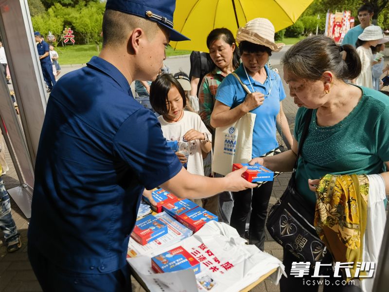 消防宣传员向市民发放消防宣传资料。 长沙晚报通讯员 余娜娜 摄