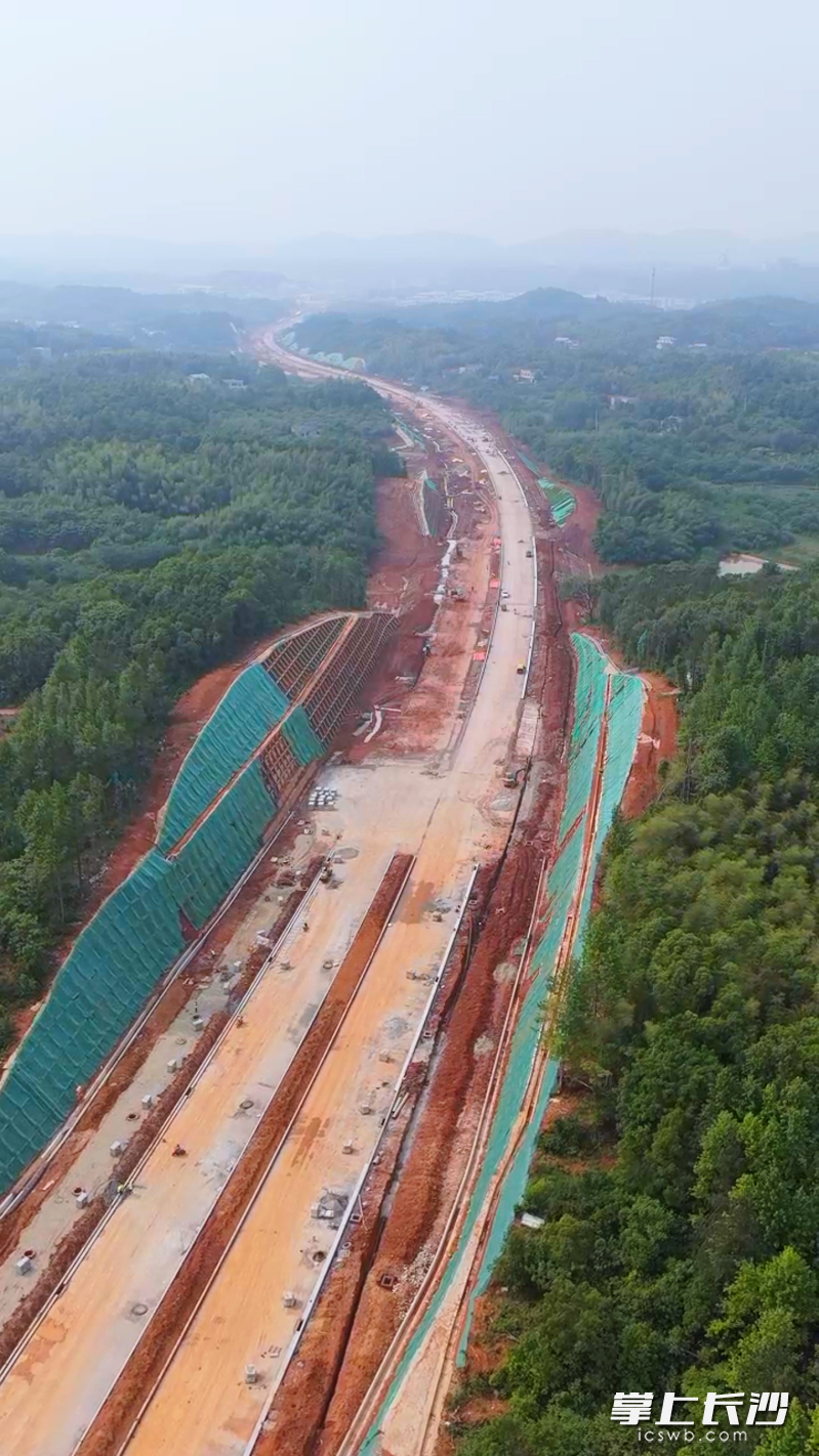 融城干道白庭路建设加速推进，巴溪大道至红桥大道等三段道路预计6月底具备通车条件。 长沙晚报通讯员 洪岩 供图