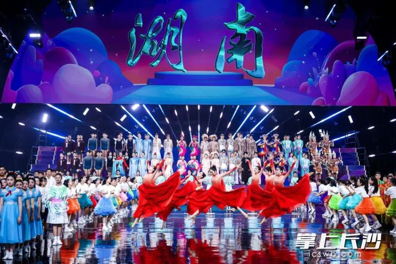 “八艺展”开幕式上，长实舞团代表湖南省入场。照片由学校提供