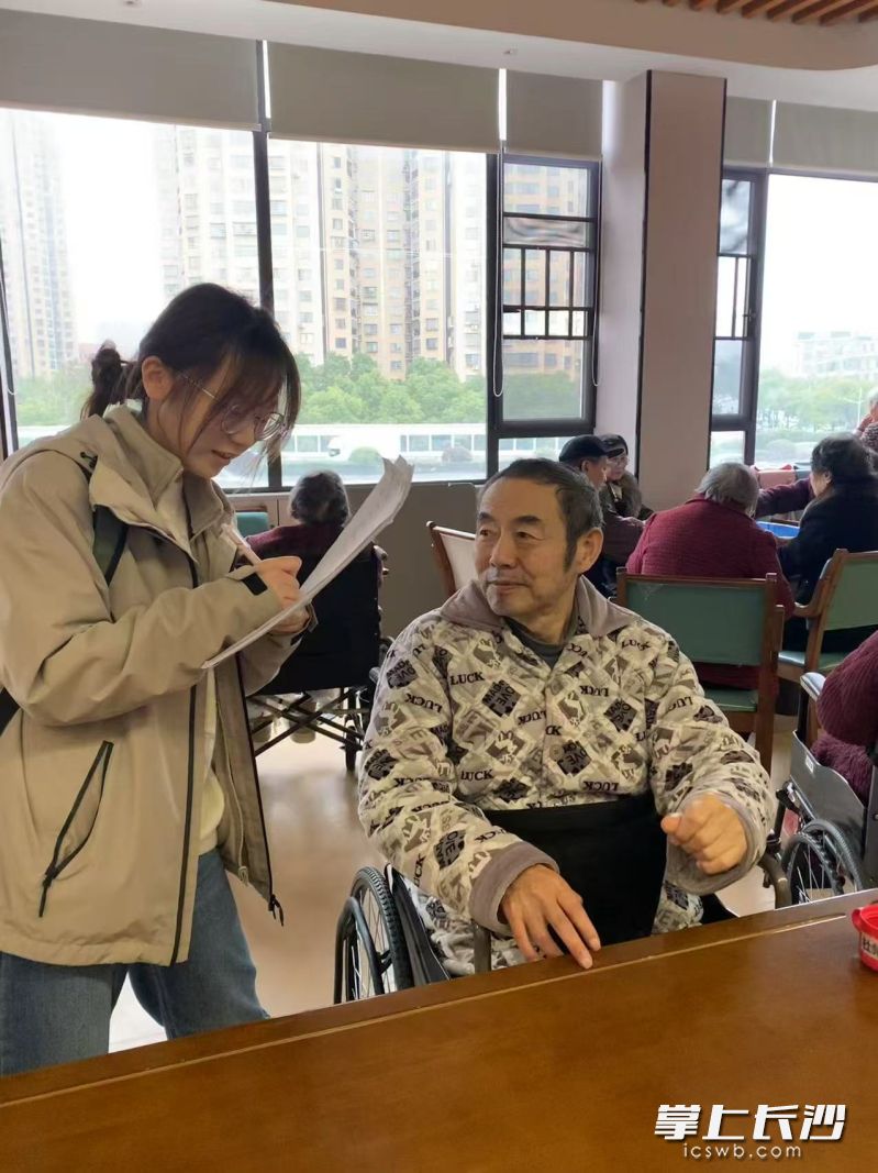 毛优优和团队小伙伴到养老院进行实地调研。照片由受访方提供