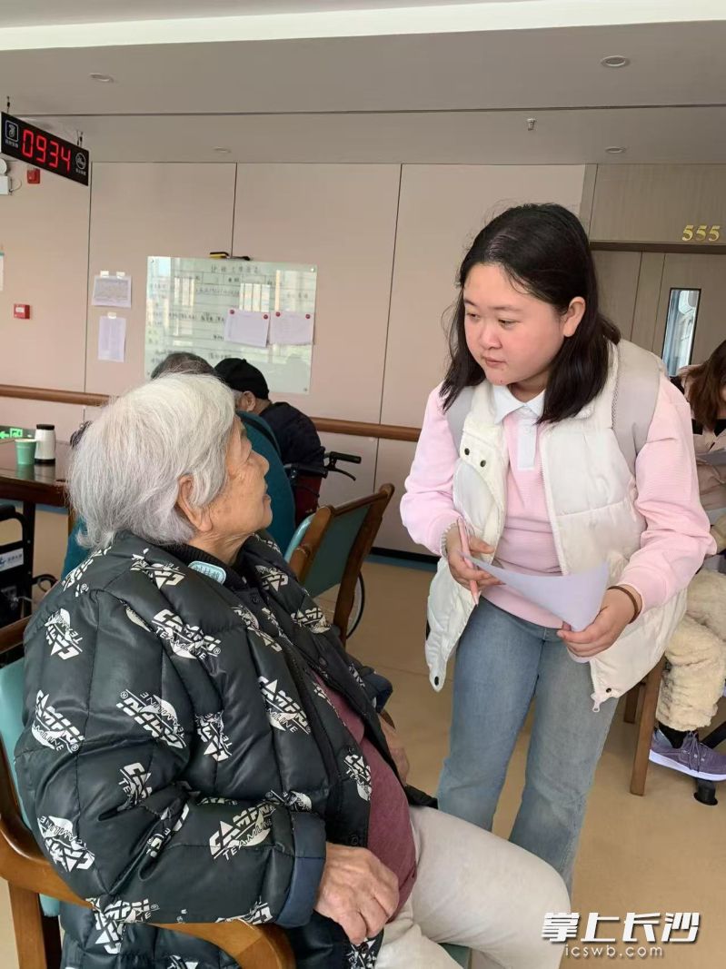 “老来乐”项目成员在养老院进行实地调研。
