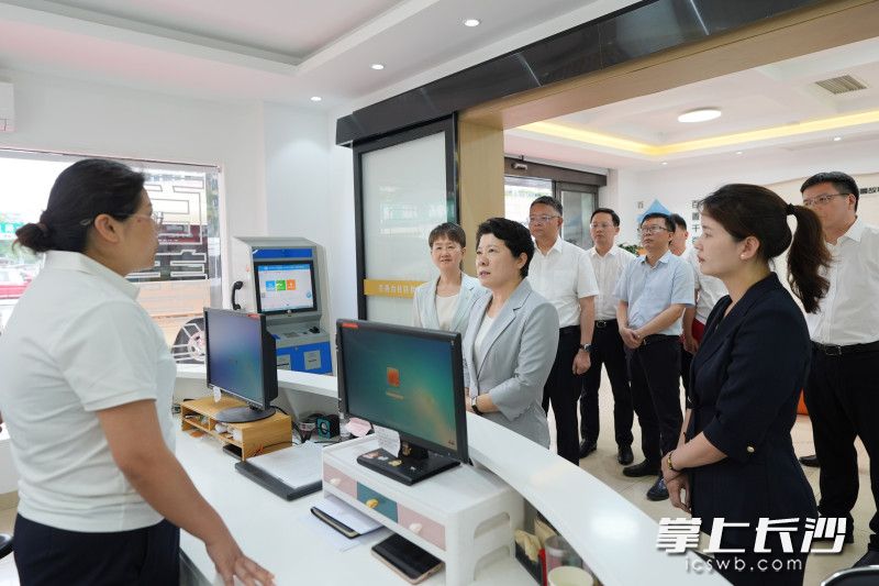 5月6日，省委常委、市委书记吴桂英在开福区调研经济社会发展情况，来到湘雅路街道百善台社区，了解党建引领基层治理、为基层减负等工作。