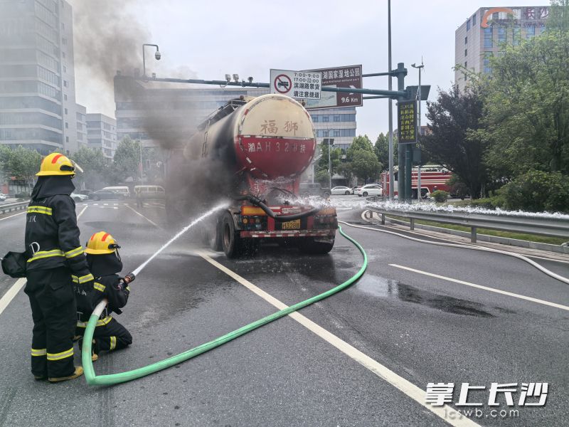 水泥罐车轮胎起火，消防紧急扑救。 长沙晚报通讯员 胡宇波 供图