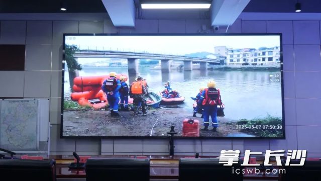 长沙县应急指挥部的电子大屏实时传回演练现场的画面。 均为长沙晚报通讯员刘梓嫣供图