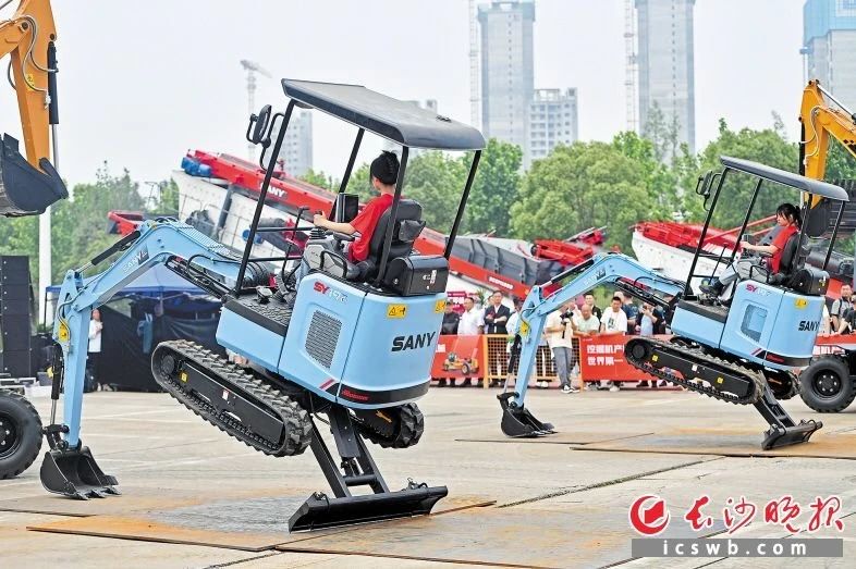“能看、能买、能玩、能体验”是长沙展的优良传统，图为第三届的挖掘机跳舞。图片来源于长沙晚报网