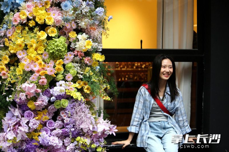 游客在潮宗街拍照打卡。 均为长沙晚报全媒体记者贺文兵摄