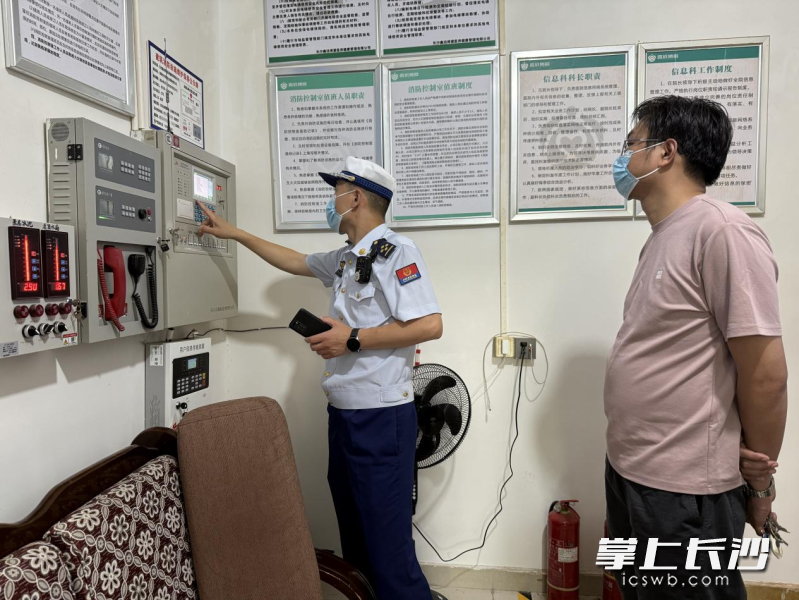 消防监督员在养老机构进行消防安全检查。 长沙晚报通讯员 谢梦嘉 摄