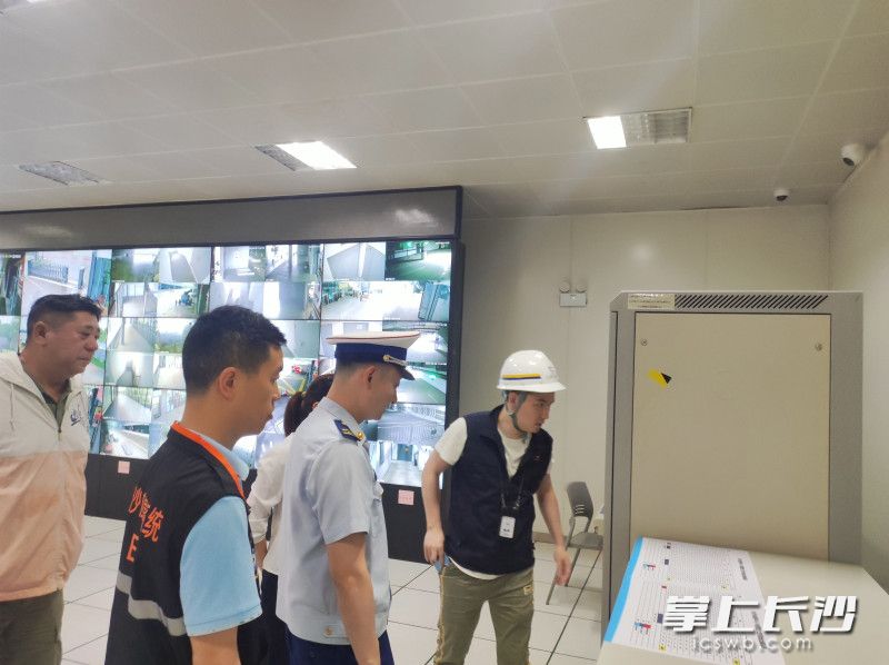 防火监督员在涉会酒店进行消防检查。 长沙晚报通讯员 胡宇波 摄