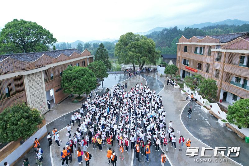 大围山下，云雾缭绕，600余名北京师生齐聚张坊镇乡村振兴非遗就业工坊，感受贯穿于吃穿住行中的非遗项目。 均为长沙晚报全媒体记者李锋摄