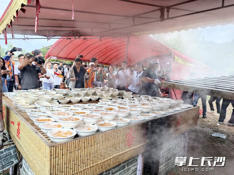 客家第一蒸，百余道蒸菜齐出锅，是学生们的浏阳印象之一——非遗不仅好玩，也可以好吃。