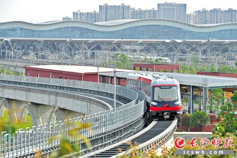 长沙磁浮快线是中国首条拥有完全自主知识产权的中低速磁浮铁路。图为磁浮列车正在运行。王志伟 摄