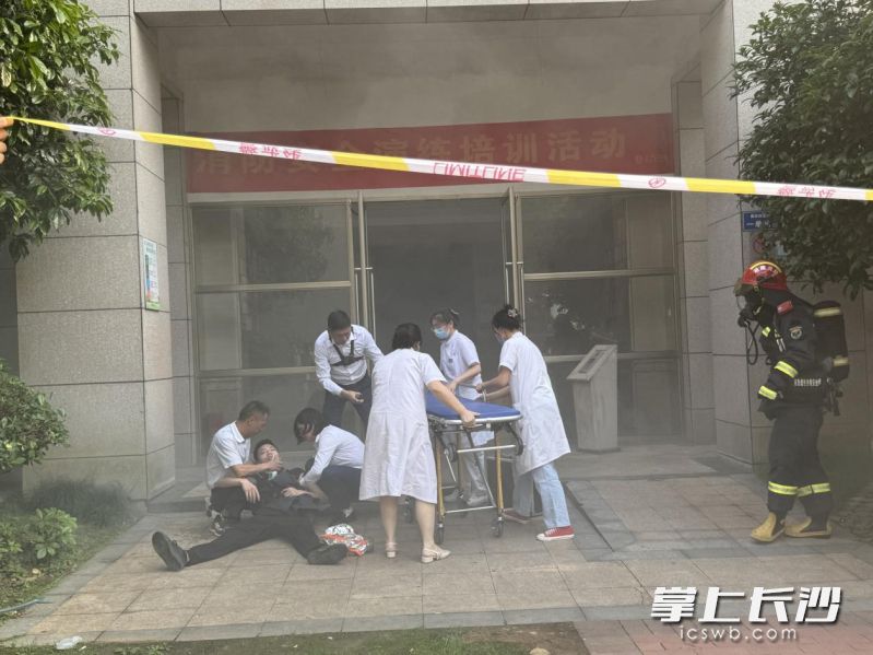 医疗工作人员正在救助“受伤人员”。