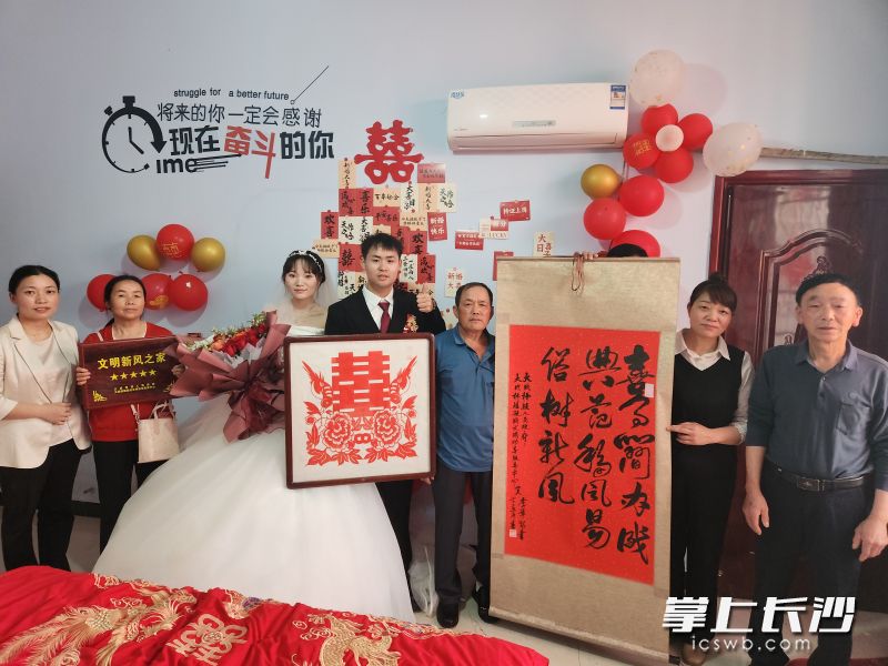大成桥镇为婚事新办的家庭送上“文明新风之家”牌匾。 受访者供图