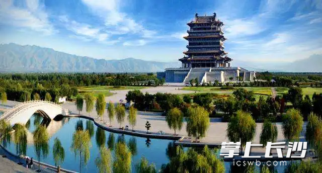 登临黄河岸边登鹳雀楼，吟“白日依山尽”瞰黄河奔涌。