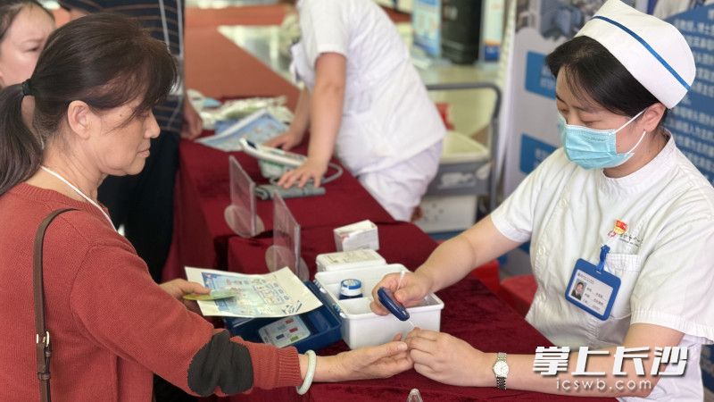 医护人员为群众进行相关的公益检测。 医护人员为群众进行相关的公益检测。