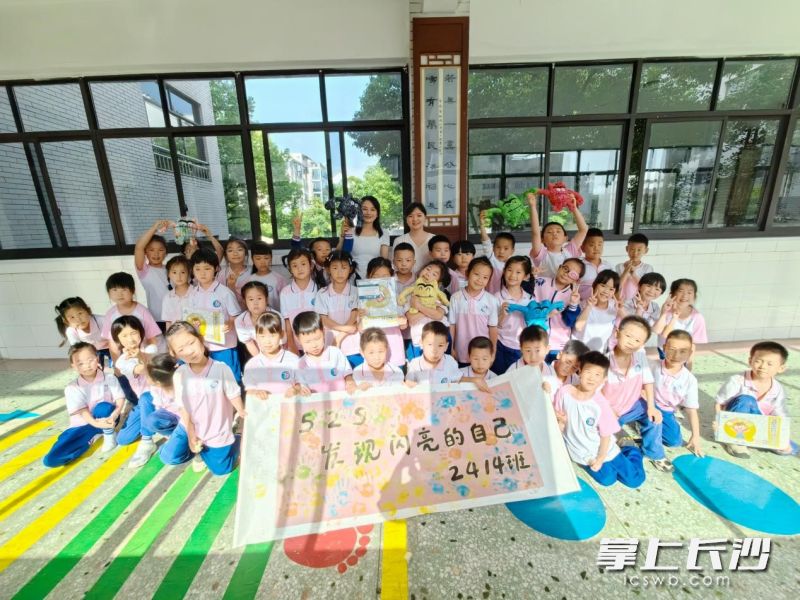 今日，长沙市实验小学2414班教室上演了一场直抵童心的心理教育课堂。 均为长沙晚报通讯员桂爱平摄