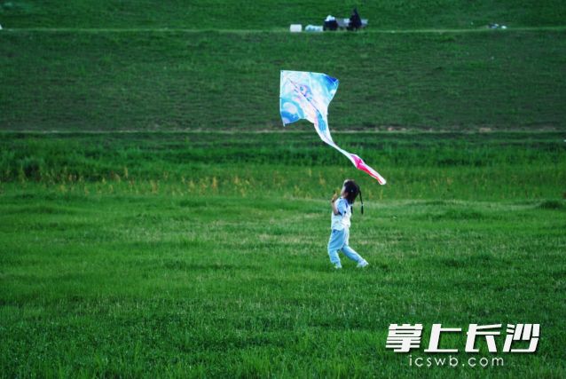 空山新绿、湖天如镜，周末适宜出游。