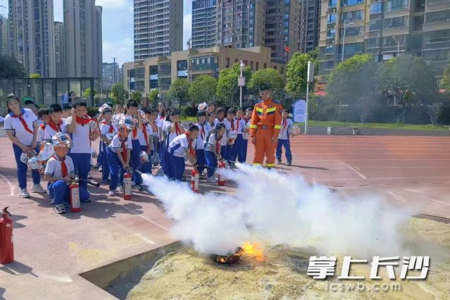 现场，孩子们体验使用灭火器。 均为长沙晚报全媒体记者舒元臻、通讯员麻姣摄