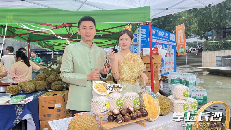 热带水果进入成熟期，不少品牌将泰国水果作为吸引消费者和开展促销活动的卖点。 长沙晚报全媒体记者 周辉霞 摄