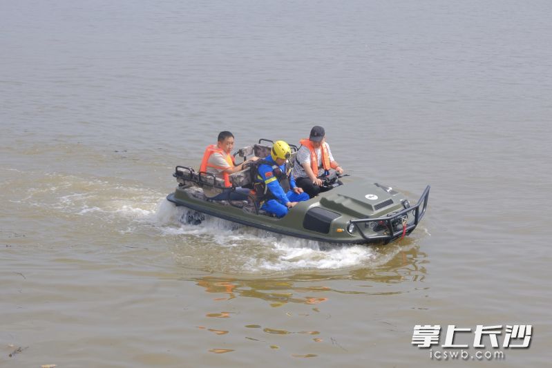 水陆两栖车既可以在地面行驶穿梭，又能像船一样泛水漂浮。