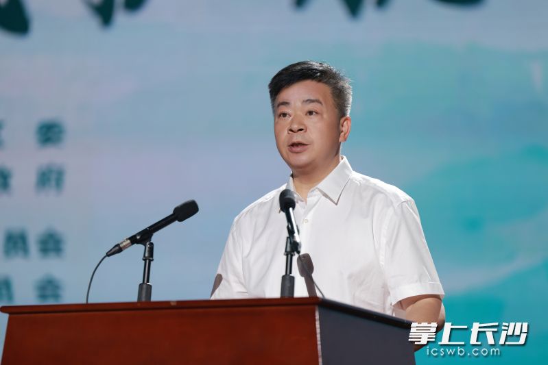 望城经开区党工委书记、望城区委书记秦国良发言。