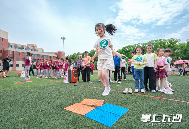 “指压板跳绳”堪称“痛并快乐”的挑战，少年们咬着牙在凸起的指压板上跳跃。