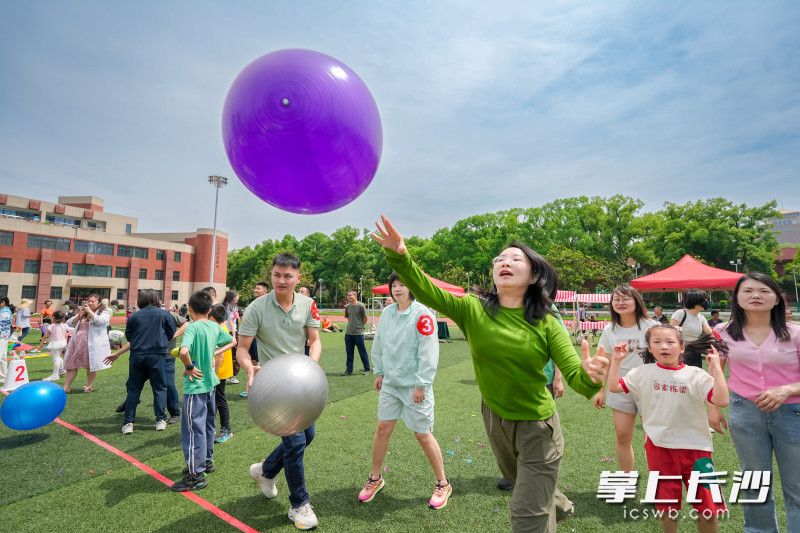 “灌篮高手”环节，东塘街道党政班子成员与居民组队，在充气篮架前上演“百步穿杨”。