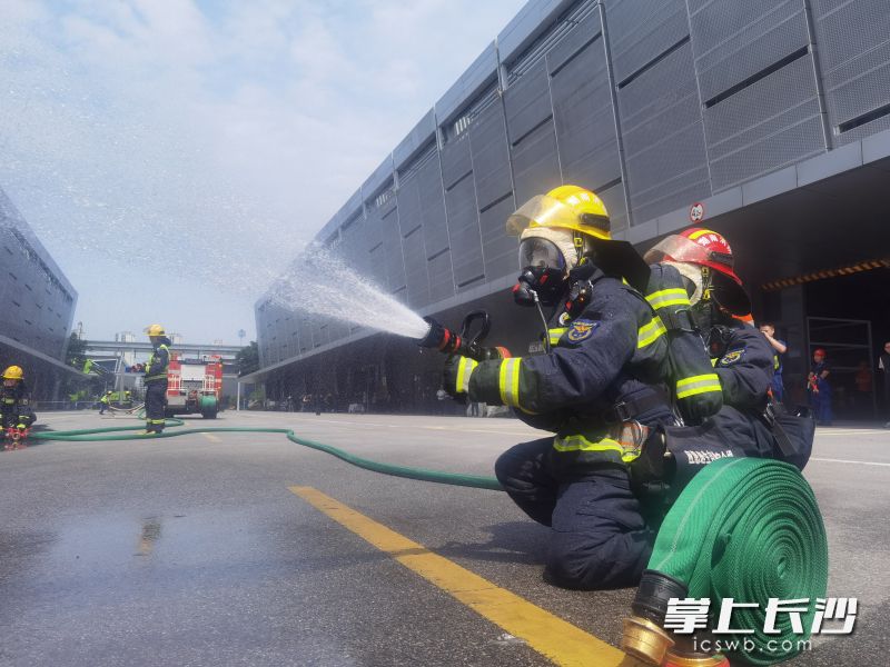 灭火演练场景。