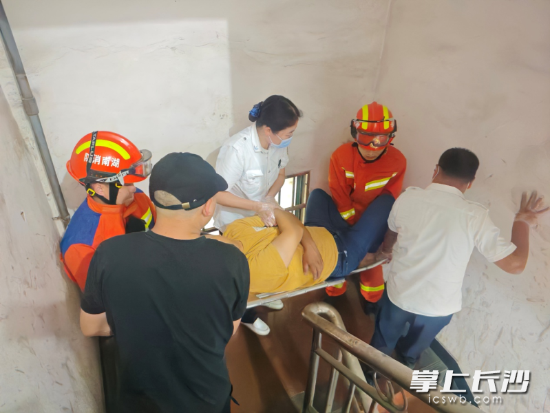 消防员和医护人员联手转送患者就医。 长沙晚报通讯员 张佳欣 摄