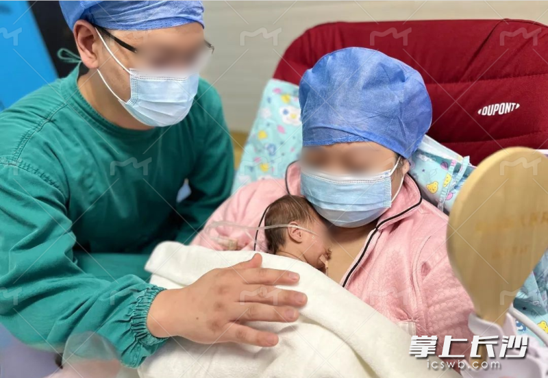 2年前，宝妈宝爸与早产宝宝一起渡难关的温馨场面。