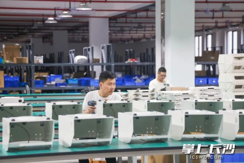 技术人员正在进行设备调试。受访者供图