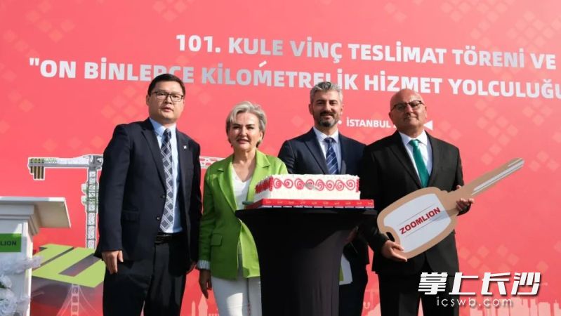 中联重科塔机交付土耳其客户现场。