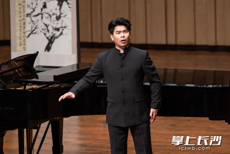 男中音歌唱家李巧伟表演。