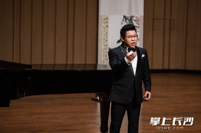 男高音歌唱家张喜秋表演。