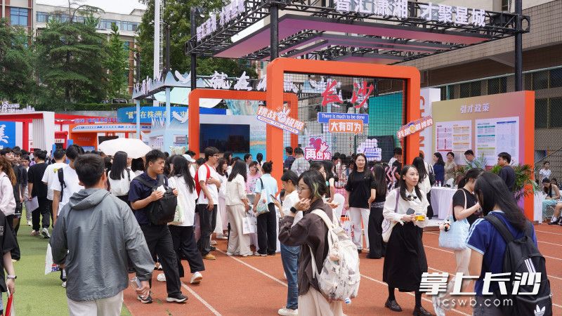 长沙展区人头攒动。均为长沙晚报全媒体记者刘攀 摄