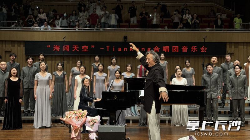 音乐会指挥手舞足蹈，魅力十足。