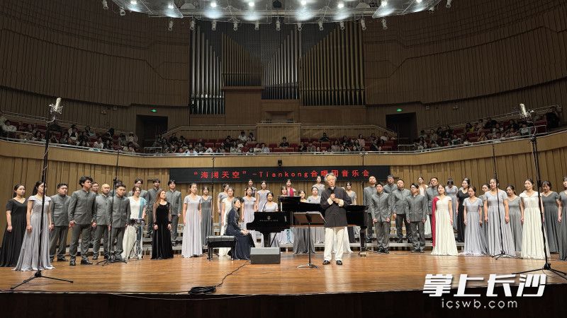 音乐厅楼上楼下座无虚席。均为通讯员供图