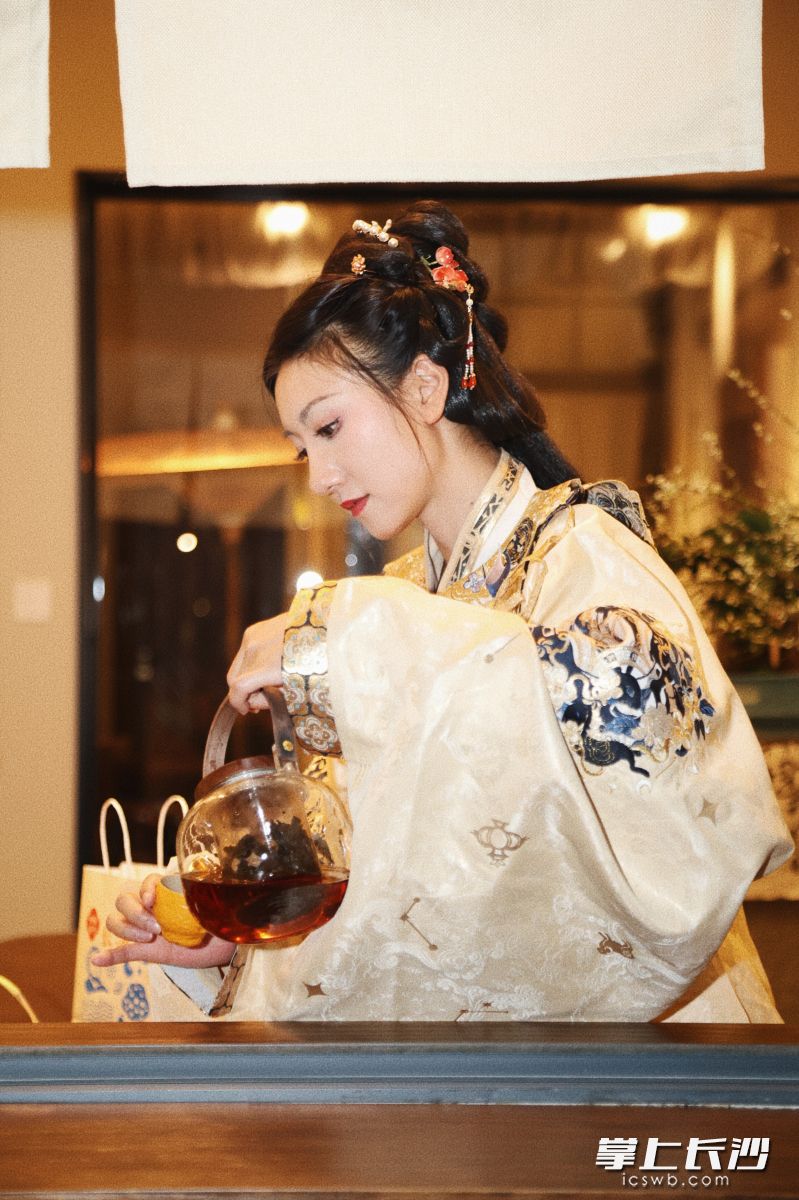 李慧欣穿上汉服，在潮宗街的小院里给客人斟茶上“换茶子”，还原湘式下午茶风雅。 均为长沙晚报全媒体记者李卓摄