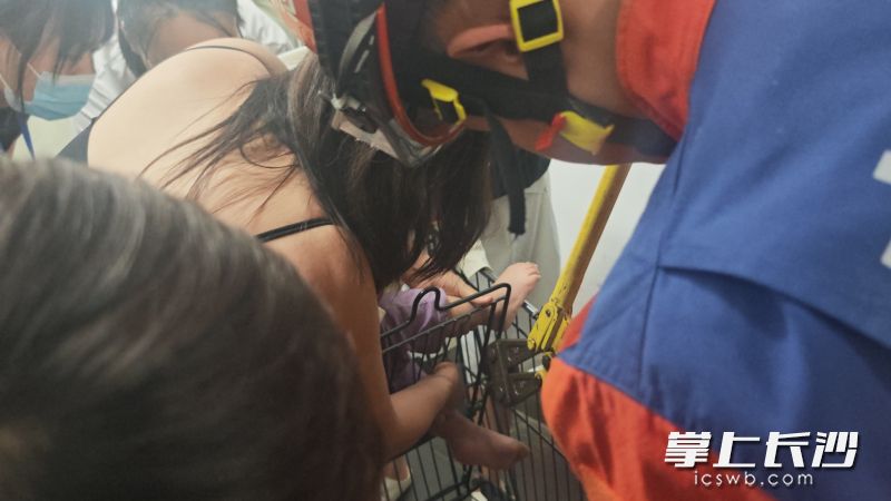 消防员正在破拆购物车解救被困儿童。长沙晚报通讯员 杨慧 摄