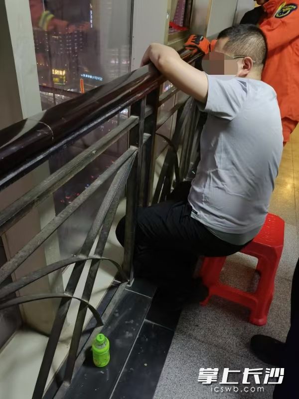 消防员救助被困男子。 长沙晚报通讯员 王文杰 摄