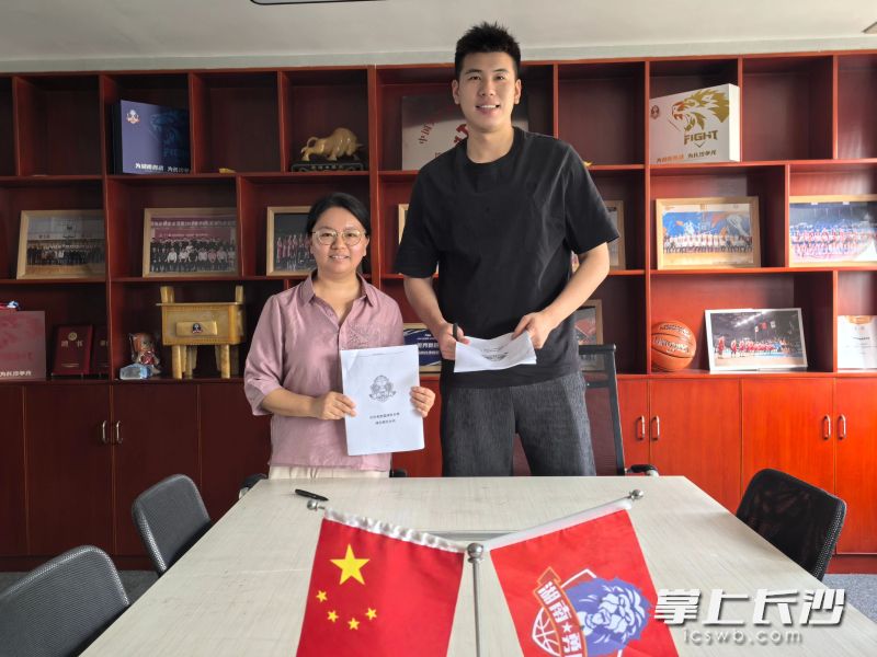 黎璋霖与俱乐部签约。