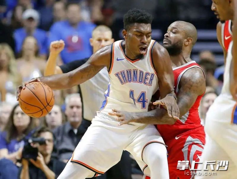 达卡里·约翰逊（左）曾代表雷霆队征战NBA。均为勇胜俱乐部 供图