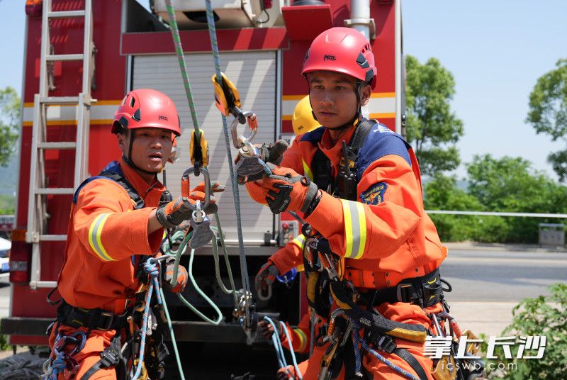 绳索救援演练。